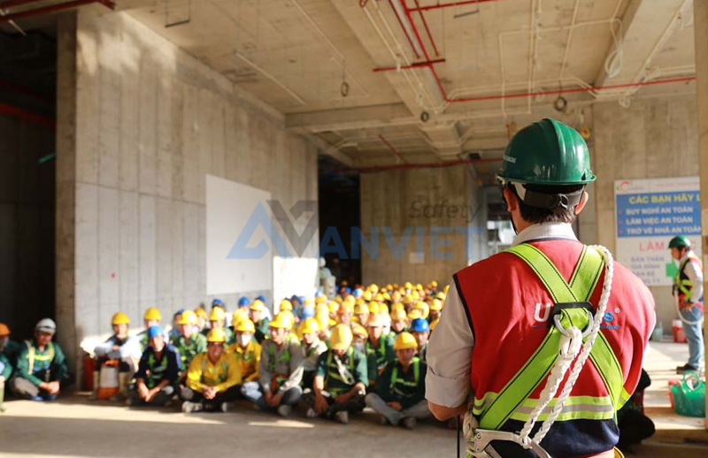 Huấn luyện an toàn lao động và nâng cao nhận thức của người lao động.