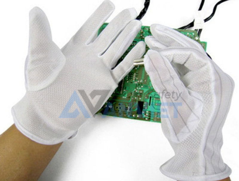 Lựa chọn găng tay chống tĩnh điện đạt chuẩn, phù hợp.