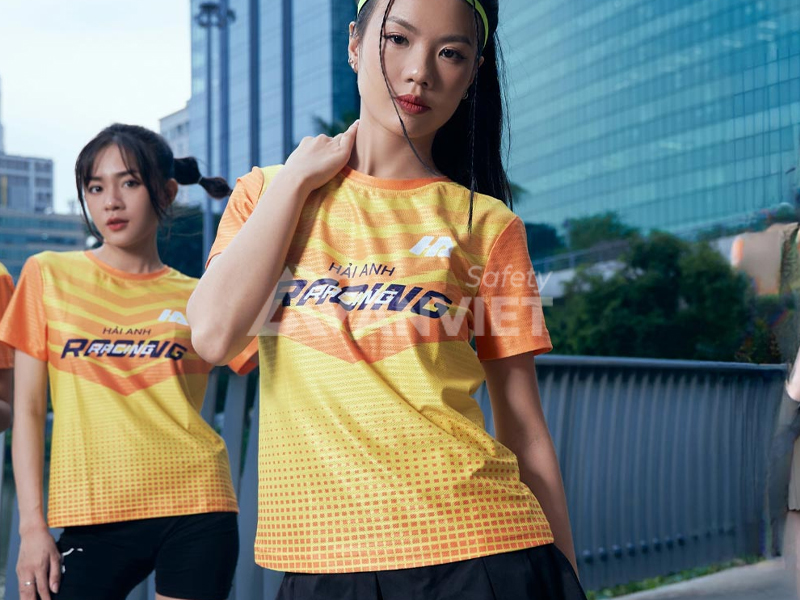 Áo thun đồng phục thể thao.