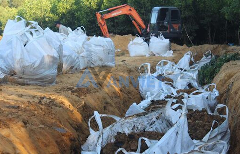 Chôn lấp rác thải công nghiệp hợp vệ sinh.