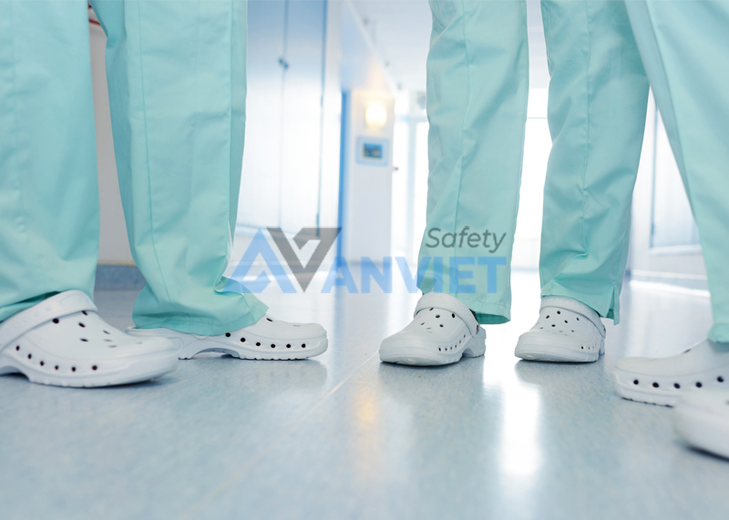 Chọn dép có trọng lượng nhẹ, hỗ trợ vận động linh hoạt.