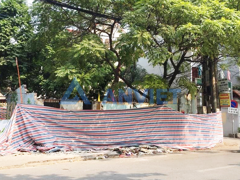 Bạt che chắn công trình xây dựng.