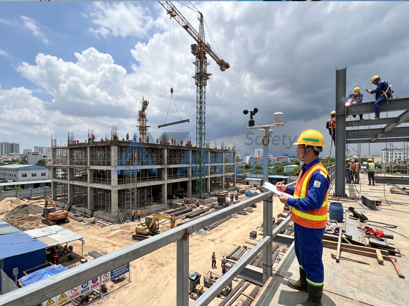 Kiểm tra thời tiết, khí hậu trước khi thực hiện công việc ngoài công trường.
