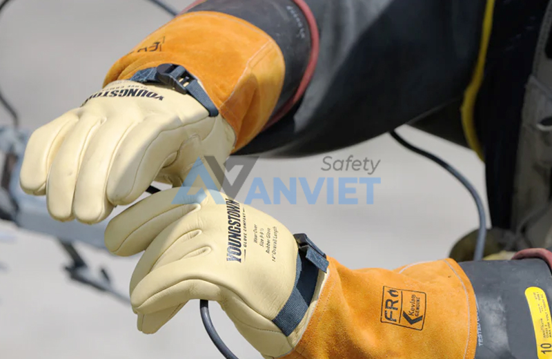 Bao tay chống điện giật ngăn dòng điện tiếp xúc với tay.