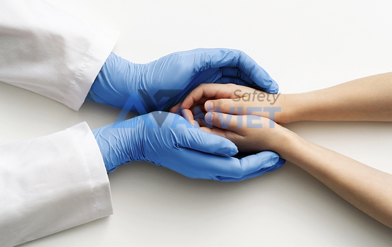 Găng tay y tế Nitrile được làm từ cao su tổng hợp.