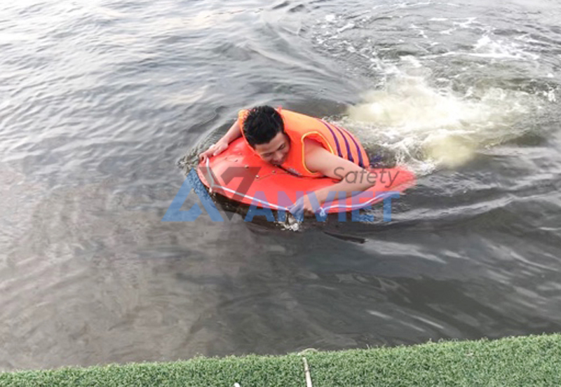 Đảm bảo phao cứu sinh thông minh có thời lượng pin sử dụng đủ với mục đích.