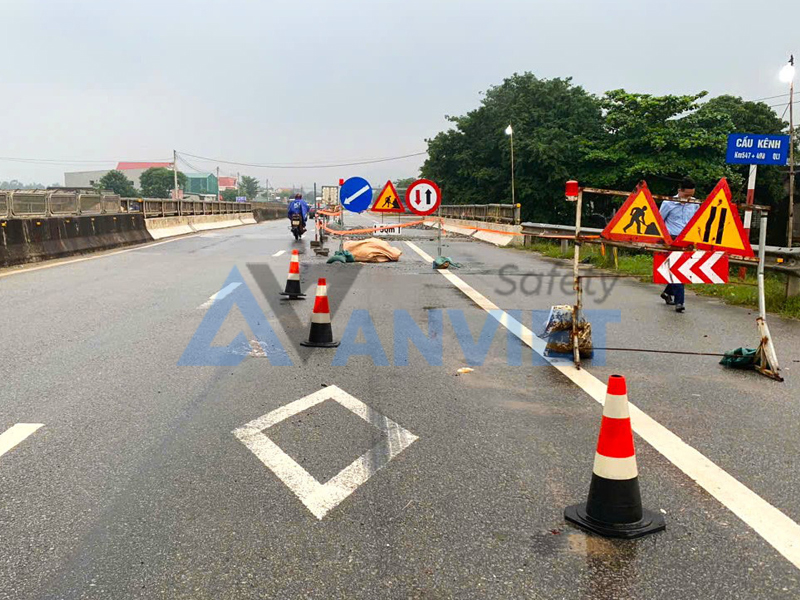 Các loại thiết bị cảnh báo công trình tạm thời.