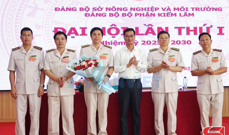 Lễ phục kiểm lâm.