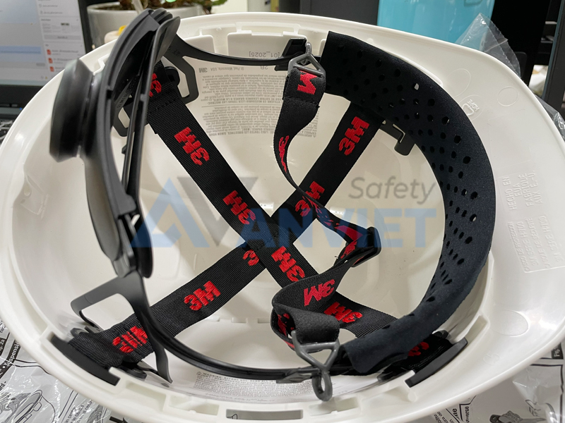 Đai trong mũ bảo hộ lao động giữ mũ đúng vị trí, hạn chế xê dịch khỏi đầu.