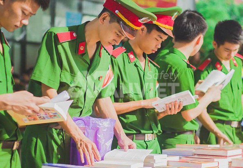 Hình ảnh cầu vai học viên công an trong bộ đồng phục chuyên nghiệp.