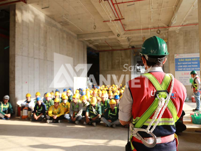 Chủ đầu tư, nhà thầu và người sử dụng lao động cấp phát miễn phí  PPE cho người lao động.