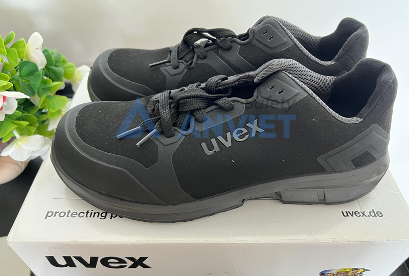 Giày bảo hộ Uvex.