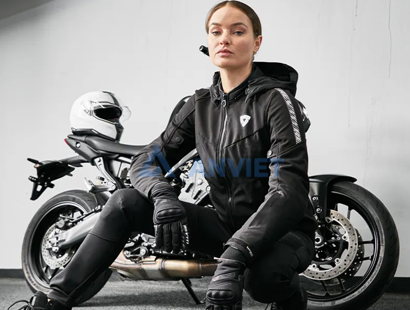 Áo bảo hộ xe máy nữ kết hợp với phụ kiện đi phượt.