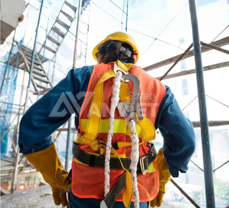 Trang bị bảo hộ và quy trình làm việc an toàn.