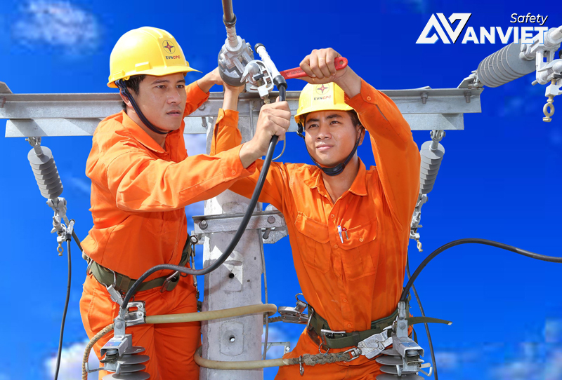 Đồng phục bảo hộ điện lực góp phần xây dựng hình ảnh chuyên nghiệp và đồng bộ cho cá nhân, doanh nghiệp.