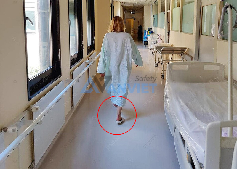 Chọn sai dép đi trong bệnh viện dẫn đến các rủi ro về sức khỏe.