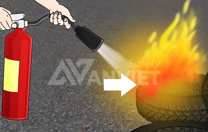 Sử dụng bình chữa cháy khí CO2 đúng kỹ thuật.