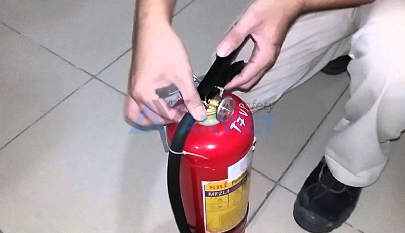 Đánh giá ngoại quan và bộ phận van xả của bình chữa cháy.