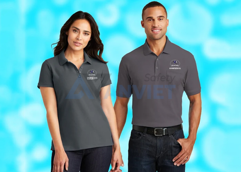 Áo polo đồng phục thiết kế vừa lịch sự vừa thoải mái.