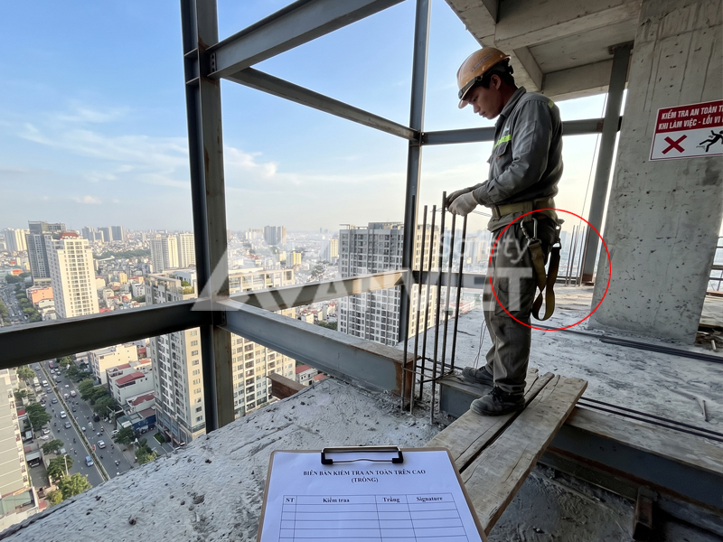 Đánh giá rủi ro, lập kế hoạch làm việc trên cao trước khi thi công.