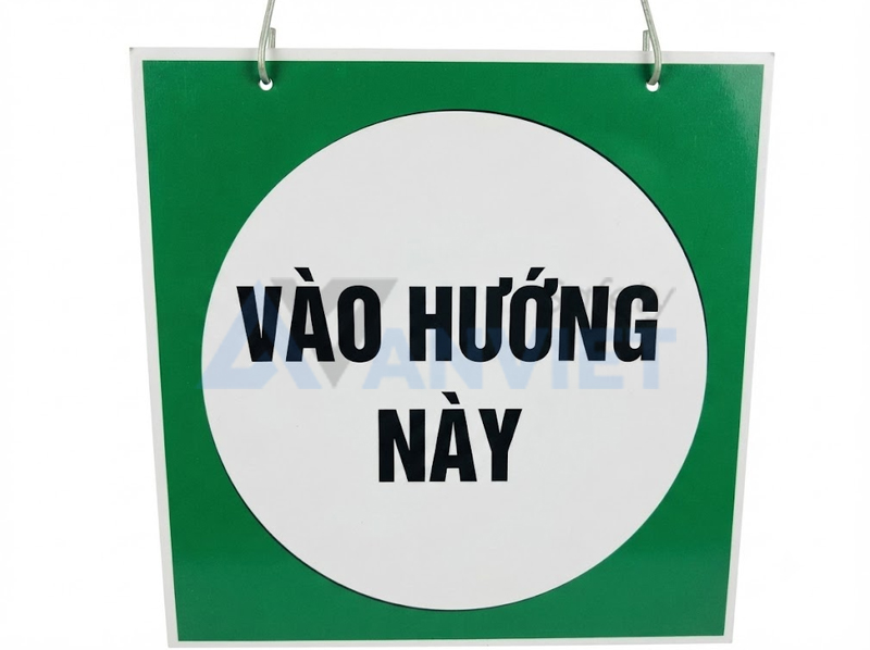 Biển báo hướng dẫn lối đi lại an toàn trong công trường điện.