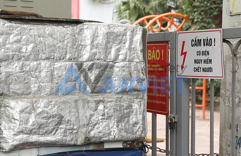 Lắp đặt biển báo an toàn điện đúng chuẩn.