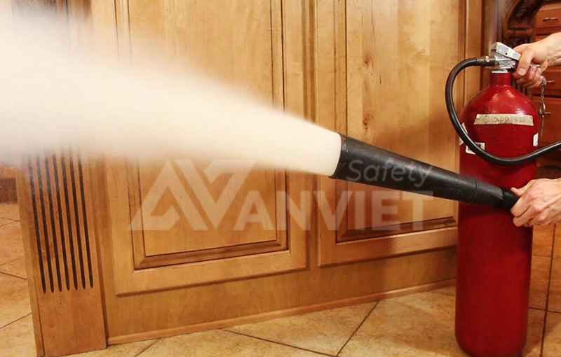 Dùng bình CO2 trong không gian kín gây nguy hiểm cho người dùng.