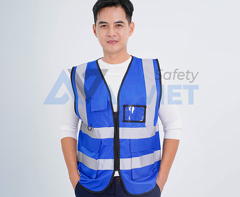 Áo gile đồng phục màu xanh dương.