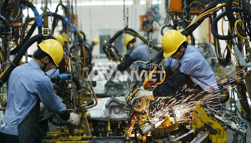 Môi trường làm việc trong sản xuất cơ khí.