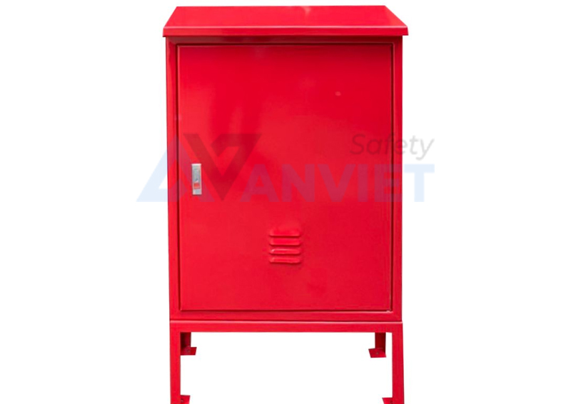 Không gắn biển báo, nhãn phân loại PCCC cho hộp đựng bình chữa cháy.