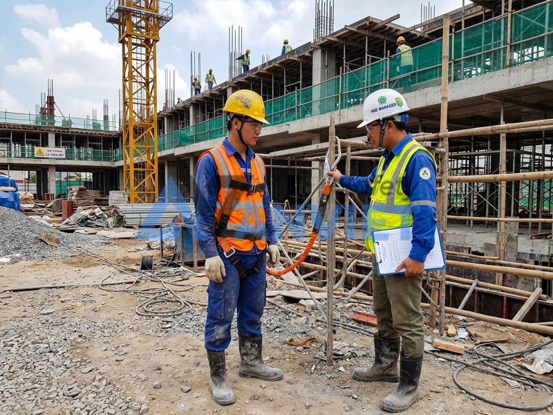 Trang bị phương tiện bảo vệ cá nhân (PPE).