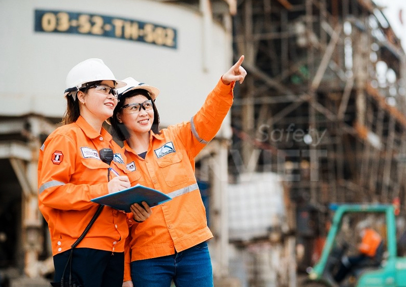 Quần áo bảo hộ lao động cho nữ.