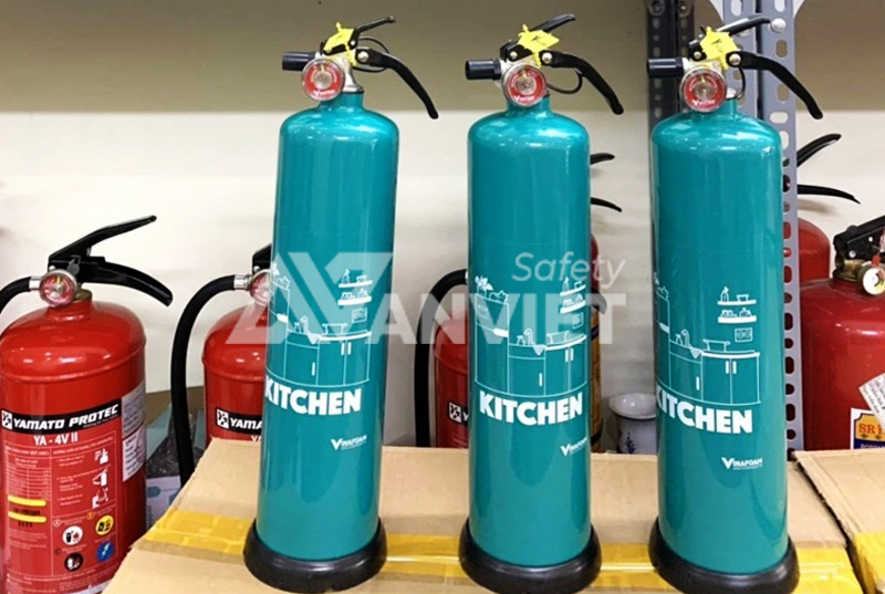 Dập đám cháy dầu mỡ bằng bình chữa cháy chuyên dụng.