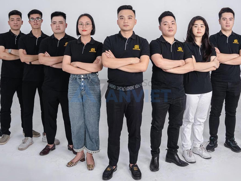 Áo đồng phục công ty màu đen ngành truyền thông, sáng tạo.
