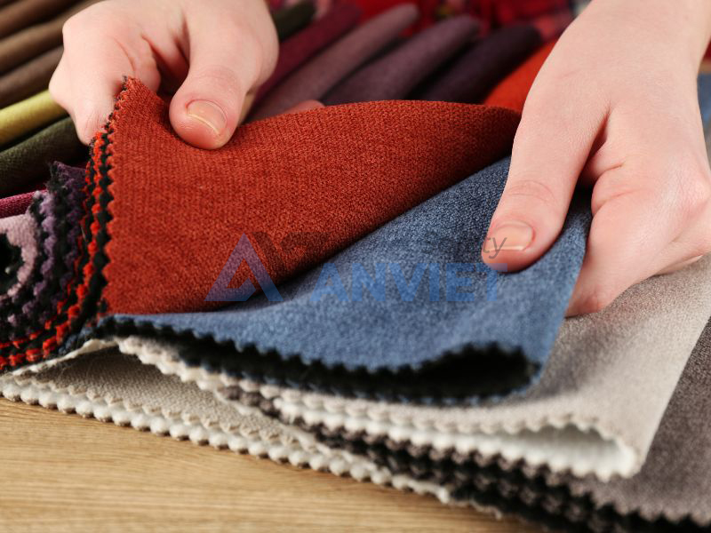 Chuẩn bị nguyên vật liệu để sản xuất may mặc