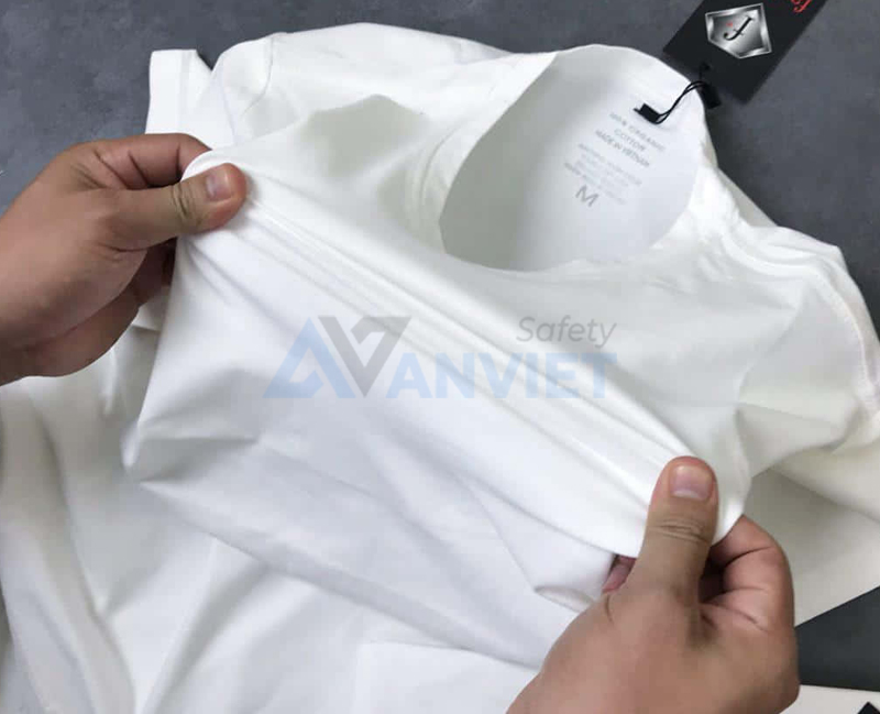 Áo thun đồng phục màu trắng vải sợi tổng hợp.